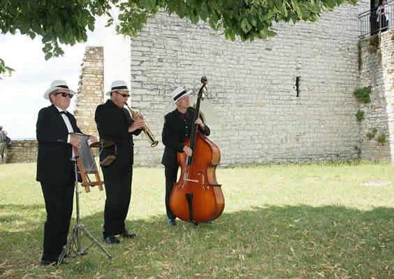 Spectacle de rue avec une animation musicale festive et conviviale